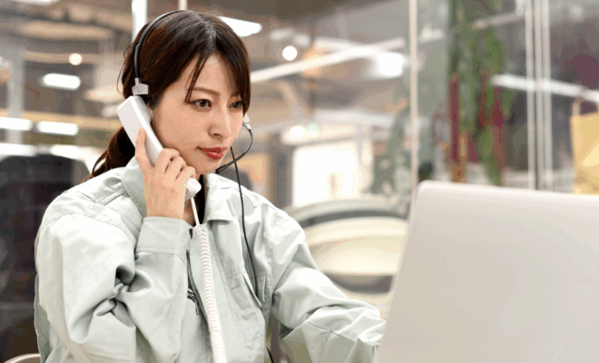 事務員が電話を取る様子
